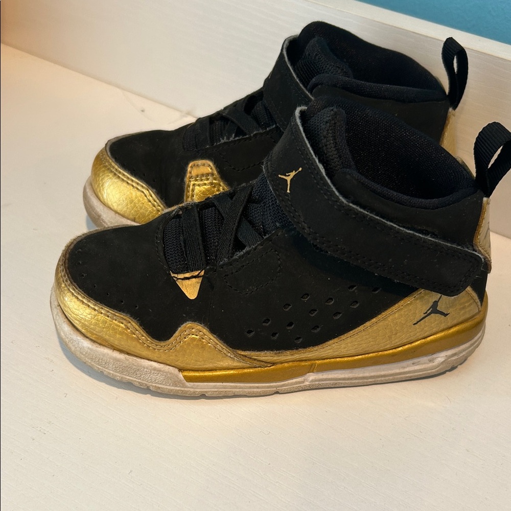 Jordan Toddler Kids Black and Gold Sneakers